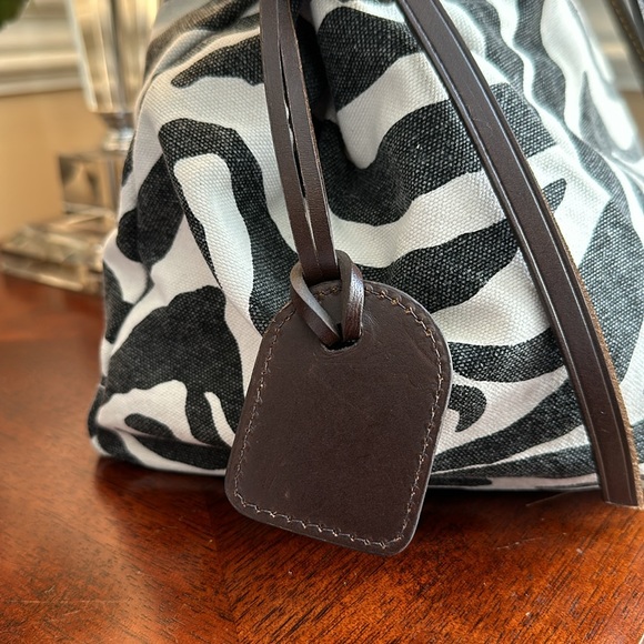 🎄♥️ Dooney & Bourke Canvas Zebra Victoria Bag, Pink Lining ♥️🎄 - Picture 3 of 16
